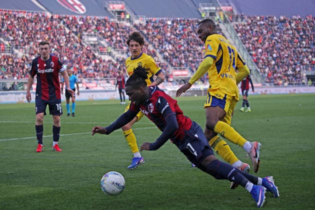 Bologna™s Jonathan Rowe fight for the ball with Verona™s Jean Akpa Akpro during the Serie A soccer match between Bologna and Verona at the Renato Dall™Ara Stadium in Bologna - Sunday, March 8, 2026. - Soccer .  Copyright: xGiannixSantandrea LaPressex