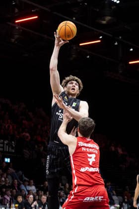Nuernberg Falcons BC Tigers Tuebingen, Herren, 2 Bundesliga, Barmer 2 Basketball Bundesliga, pro A, 26 Spieltag, Spielzeit 2025 2026, 08 03 2026 Lukas Milner Tigers Tuebingen, 17 beim Hookshot