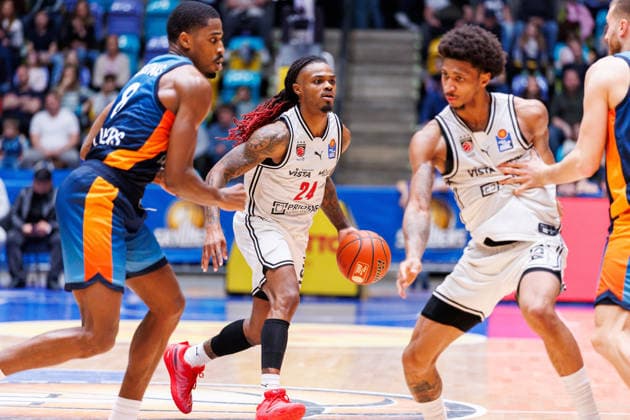 easycredit BBL, Frankfurt Skyliners BMA365 Bamberg Baskets, 08 03 2026 Cobe Williams BMA365 Bamberg Baskets, 24 with ball gegne William Christmas Frankfurt Skyliners, 8 Game of the easycredit BBL Frankfurt Skyliners BMA365 Bamberg Baskets on matchday 23 of the 25 26 season at Süwag Energie ARENA on 08 03 2026 Copyright: xBEAUTIFULxSPORTS Hahnex