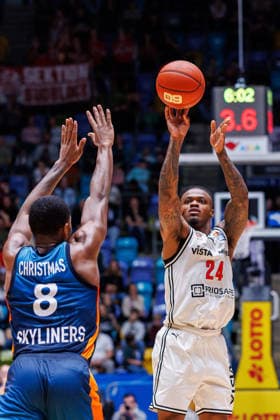 easycredit BBL, Frankfurt Skyliners BMA365 Bamberg Baskets, 08 03 2026 Cobe Williams BMA365 Bamberg Baskets, 24 with a distance throw against William Christmas Frankfurt Skyliners, 8 Game of the easycredit BBL Frankfurt Skyliners BMA365 Bamberg Baskets on Matchday 23 of the 25 26 season at Süwag Energie ARENA on 08 03 2026 Copyright: xBEAUTIFULxSPORTS Hahnex
