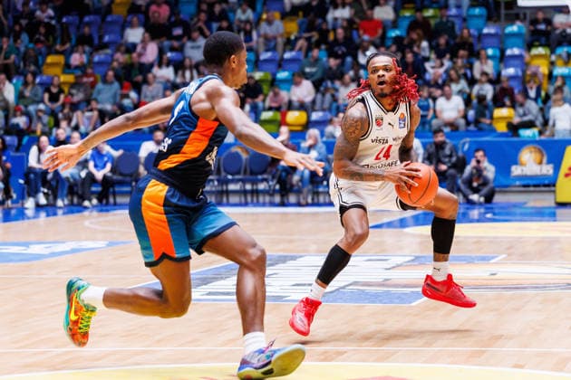 easycredit BBL, Frankfurt Skyliners BMA365 Bamberg Baskets, 08 03 2026 Cobe Williams BMA365 Bamberg Baskets, 24 with ball against William Christmas Frankfurt Skyliners, 8 Game of the easycredit BBL Frankfurt Skyliners BMA365 Bamberg Baskets on Matchday 23 of Season 25 26 at Süwag Energie ARENA on 08 03 2026 Copyright: xBEAUTIFULxSPORTS Hahnex