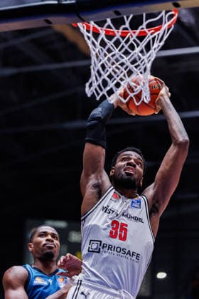 easycredit BBL, Frankfurt Skyliners BMA365 Bamberg Baskets, 08 03 2026 Ejiofor Onu BMA365 Bamberg Baskets, 35 sinks a two-handed dunk William Christmas Frankfurt Skyliners, 8 can only watch Game of the easycredit BBL Frankfurt Skyliners BMA365 Bamberg Baskets on Matchday 23 of the 25 26 season at Süwag Energie ARENA on 08 03 2026 Copyright: xBEAUTIFULxSPORTS Hahnex