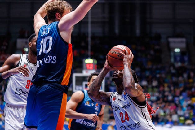 easycredit BBL, Frankfurt Skyliners BMA365 Bamberg Baskets, 08 03 2026 Cobe Williams BMA365 Bamberg Baskets, 24 moves to the basket Jacob Holt Frankfurt Skyliners, 10 stands in his way Game of the easycredit BBL Frankfurt Skyliners BMA365 Bamberg Baskets on Matchday 23 of Season 25 26 at Süwag Energie ARENA on 08 03 2026 Copyright: xBEAUTIFULxSPORTS Hahnex