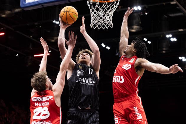 Nuernberg Falcons BC Tigers Tuebingen, Herren, 2 Bundesliga, Barmer 2 Basketball Bundesliga, pro A, 26 Spieltag, Spielzeit 2025 2026, 08 03 2026 Lukas Milner Tigers Tuebingen, 17 under the basket against Evan Taylor Nuernberg Falcons, 10 and Tom Stoiber Nuernberg Falcons, 28