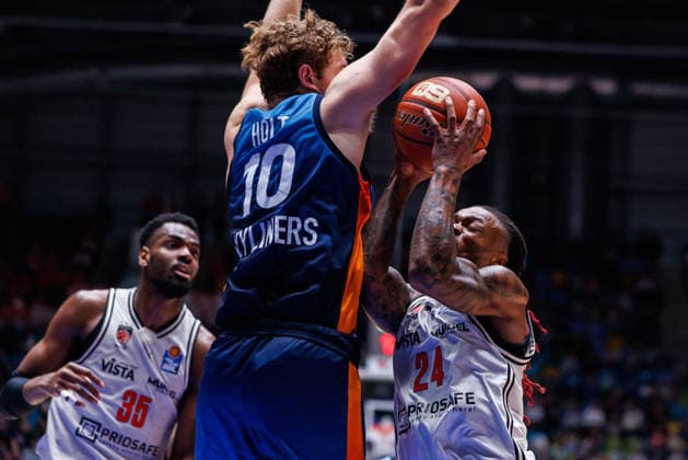 easycredit BBL, Frankfurt Skyliners BMA365 Bamberg Baskets, 08 03 2026 Cobe Williams BMA365 Bamberg Baskets, 24 moves to the basket Jacob Holt Frankfurt Skyliners, 10 stands in his way Game of the easycredit BBL Frankfurt Skyliners BMA365 Bamberg Baskets on Matchday 23 of Season 25 26 at Süwag Energie ARENA on 08 03 2026 Copyright: xBEAUTIFULxSPORTS Hahnex