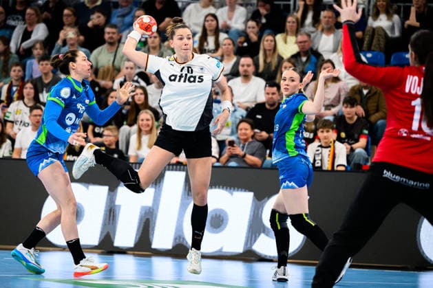 Handball, Women European Championship Qualification, Germany Slovenia, 2nd round, Group 3, from left Spela Bajc Slovenia , Emily Vogel Germany , Goalkeeper Maja Vojnovic Slovenia Heidelberg SNP Dome Baden Württemberg Germany