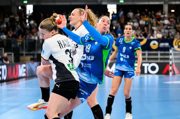 Handball, Womens European Championship Qualification, Germany Slovenia, 2nd round, Group 3, from left in duel Alexia Hauf Germany and Spela Bajc Slovenia Heidelberg SNP Dome Baden Württemberg Germany