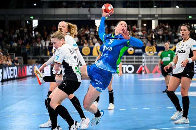 Handball, Womens European Championship Qualification, Germany Slovenia, 2nd round, Group 3, from left Alexia Hauf Germany , Spela Bajc Slovenia Heidelberg SNP Dome Baden Württemberg Germany