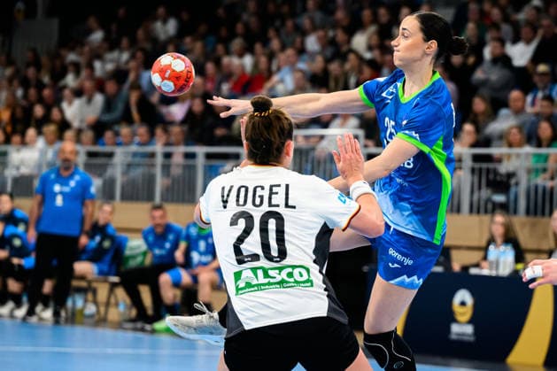 Handball, Womens European Championship Qualification, Germany Slovenia, 2nd round, Group 3, Emily Vogel Germany , Ivona Barukcic Slovenia Heidelberg SNP Dome Baden Württemberg Germany