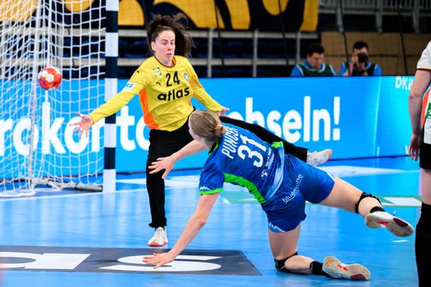 Handball, Womens European Championship Qualification, Germany Slovenia, 2nd round, Group 3, Goalkeeper Sarah Wachter Germany , Lana Puncer Slovenia Heidelberg SNP Dome Baden Württemberg Germany