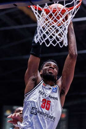easycredit BBL, Frankfurt Skyliners BMA365 Bamberg Baskets, 08 03 2026 Ejiofor Onu BMA365 Bamberg Baskets, 35 sinks a two-handed dunk William Christmas Frankfurt Skyliners, 8 can only watch Game of the easycredit BBL Frankfurt Skyliners BMA365 Bamberg Baskets on Matchday 23 of the 25 26 season at Süwag Energie ARENA on 08 03 2026 Copyright: xBEAUTIFULxSPORTS Hahnex