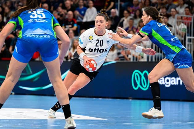 Handball, Women European Championship Qualification, Germany Slovenia, 2nd round, Group 3, from left Nina Kovsca Slovenia , Emily Vogel Germany , Ana Abina Slovenia Heidelberg SNP Dome Baden Württemberg Germany