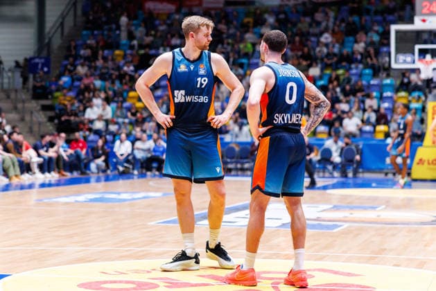 easycredit BBL, Frankfurt Skyliners BMA365 Bamberg Baskets, 08 03 2026 Till Pape Frankfurt Skyliners, 19 and Logan Johnson Frankfurt Skyliners, 0 put their hands on their hips in frustration in the easycredit BBL Frankfurt Skyliners BMA365 Bamberg Baskets game on matchday 23 of the 25 26 season at the Süwag Energie ARENA on 08 03 2026 Copyright: xBEAUTIFULxSPORTS Hahnex