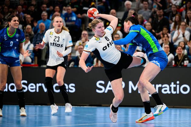 Handball, Womens European Championship Qualification, Germany Slovenia, 2nd round, Group 3, Nina Engel Germany , Spela Bajc Slovenia Heidelberg SNP Dome Baden Württemberg Germany