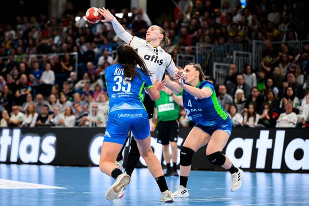 Handball, Women European Championship Qualification, Germany Slovenia, 2nd round, Group 3, from left Nina Kovsca Slovenia , Nieke Kühne Kuehne Germany , Erin Novak Slovenia Heidelberg SNP Dome Baden Württemberg Germany