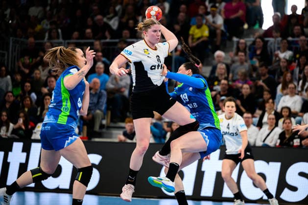 Handball, Womens European Championship Qualification, Germany Slovenia, 2nd round, Group 3, Nina Engel Germany , Spela Bajc Slovenia Heidelberg SNP Dome Baden Württemberg Germany