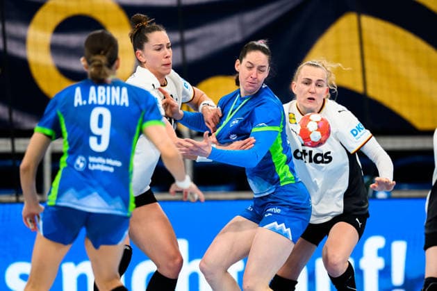 Handball, Womens European Championship Qualification, Germany Slovenia, 2nd round, Group 3, from left in duel Emily Vogel Germany , Spela Bajc Slovenia , Annika Lott Germany Heidelberg SNP Dome Baden Württemberg Germany