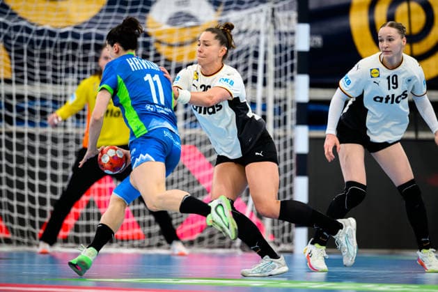 Handball, Womens European Championship Qualification, Germany Slovenia, 2nd round, Group 3, from left in duel Ema Hrvatin Slovenia and Emily Vogel Germany Heidelberg SNP Dome Baden Württemberg Germany
