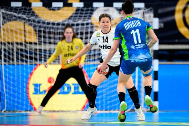 Handball, Womens European Championship Qualification, Germany Slovenia, 2nd round, Group 3, Marie Steffen Germany , Ema Hrvatin Slovenia Heidelberg SNP Dome Baden Württemberg Germany