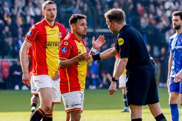 Dean James of Go Ahead Eagles argue with referee Alex Bos Go Ahead Eagles v FC Twente, Eredivisie, Go Ahead Eagles v FC Twente 65, Stadion De Adelaarshorst, March 8, 2026, Deventer, Netherlands.