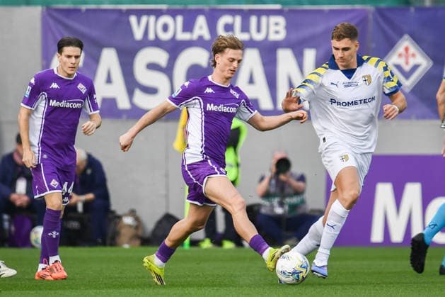 Albert Gudmundsson (Fiorentina) hampered by Benjamin Cremaschi (Parma) during ACF Fiorentina vs Parma Calcio, Italian soccer Serie A match in Florence, Italy, March 08 2026  Copyright: xFabioxFagiolini IPAxSportx xipa-agency.netx xx IPA_72574309 IPA_Agency_IPA72574309