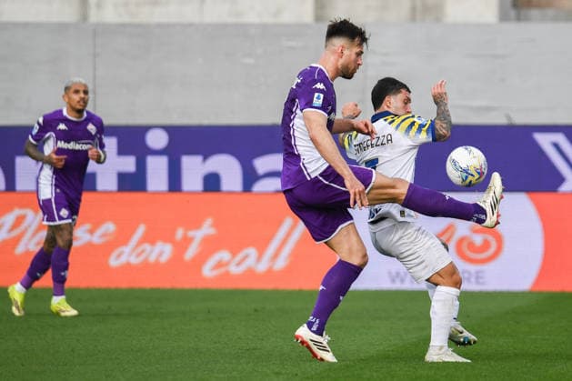 CALCIO - Serie A - ACF Fiorentina vs Parma Calcio Marin Pongracic (Fiorentina) fights for the ball against Gabriel Strefezza (Parma) during ACF Fiorentina vs Parma Calcio, Italian soccer Serie A match in Florence, Italy, March 08 2026 Florence Italy  Copyright: xIPAxSport ABACAx