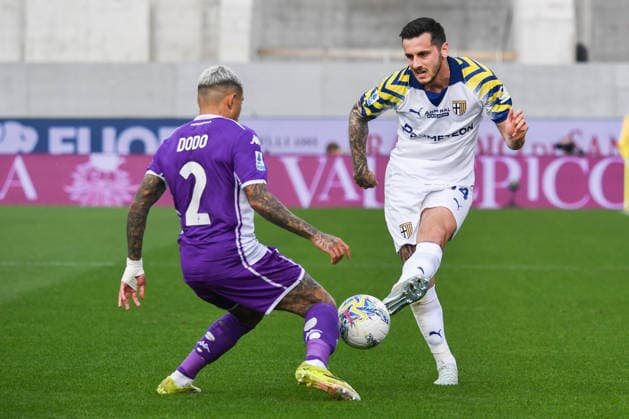 Emanuele Valeri (Parma) hampered by Domilson Cordeiro Dos Santo (Fiorentina) during ACF Fiorentina vs Parma Calcio, Italian soccer Serie A match in Florence, Italy, March 08 2026  Copyright: xFabioxFagiolini IPAxSportx xipa-agency.netx xx IPA_72574313 IPA_Agency_IPA72574313