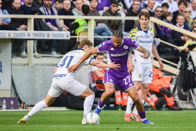Cher Ndour (Fiorentina) hampered by Hans Nicolussi Caviglia (Parma) during ACF Fiorentina vs Parma Calcio, Italian soccer Serie A match in Florence, Italy, March 08 2026  Copyright: xFabioxFagiolini IPAxSportx xipa-agency.netx xx IPA_72574469 IPA_Agency_IPA72574469