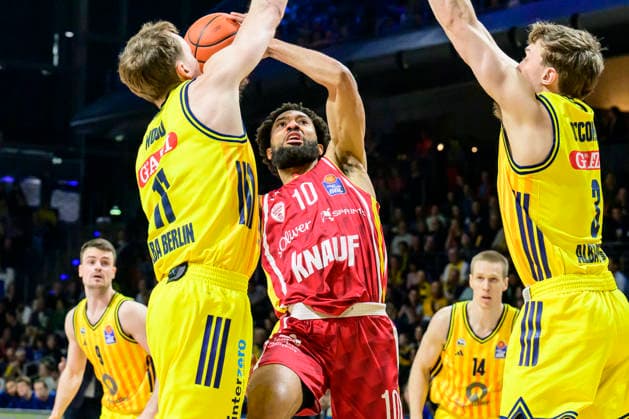 GER, Berlin, basketball, Alba Berlin vs Fitness First Wuerzburg Baskets, at the Max Schmeling Halle , BBL, pictured from left Moses Wood Alba 11 , Davion Mintz Wuerzburg 10 , Action, duels, fighting for the ball, March 8, 2026 Copyright: HMBxMedia UwexKoch