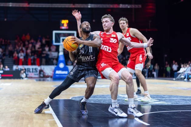 Jordan Nathaniel Johnson Tigers Tuebingen, 11 in duel with Vincent Friederici Nuernberg Falcons, 30 GER, Nuernberg Falcons vs Tigers Tuebingen, Basketball, BARMER 2 Bundesliga, Pro A, Saison 2025 2026, 26 Spieltag, 08 03 2026 GER, Nuernberg Falcons vs Tigers Tuebingen, Basketball, BARMER 2 Bundesliga, Pro A, Saison 2025 2026, 26 Spieltag, 08 03 2026 Nuernberg Copyright: xEibner-Pressefoto ArdanxFuessmanx EP_AFN