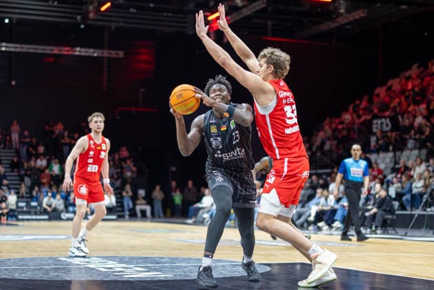 Melkisedek Moreaux Tigers Tuebingen, 23 in duel with Brandton Chatfield Nuernberg Falcons, 33 GER, Nuernberg Falcons vs Tigers Tuebingen, Basketball, BARMER 2 Bundesliga, Pro A, Season 2025 2026, Matchday 26, 08 03 2026 GER, Nuernberg Falcons vs Tigers Tuebingen, Basketball, BARMER 2 Bundesliga, Pro A, Season 2025 2026, Matchday 26, 08 03 2026 Nuernberg Copyright: xEibner-Pressefoto ArdanxFuessmanx EP_AFN