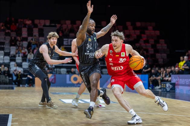 Vincent Friederici Nuernberg Falcons, 30 in duel with Jordan Nathaniel Johnson Tigers Tuebingen, 11 GER, Nuernberg Falcons vs Tigers Tuebingen, Basketball, BARMER 2 Bundesliga, Pro A, Saison 2025 2026, 26 Spieltag, 08 03 2026 GER, Nuernberg Falcons vs Tigers Tuebingen, Basketball, BARMER 2 Bundesliga, Pro A, Saison 2025 2026, 26 Spieltag, 08 03 2026 Nuernberg Copyright: xEibner-Pressefoto ArdanxFuessmanx EP_AFN