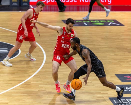 Jordan Nathaniel Johnson Tigers Tuebingen, 11 in duel with Tim Koepple Nuernberg Falcons, 05 , lateral perspective GER, Nuernberg Falcons vs Tigers Tuebingen, Basketball, BARMER 2 Bundesliga, Pro A, Saison 2025 2026, 26 Spieltag, 08 03 2026 GER, Nuernberg Falcons vs Tigers Tuebingen, Basketball, BARMER 2 Bundesliga, Pro A, Saison 2025 2026, 26 Spieltag, 08 03 2026 Nuernberg Copyright: xEibner-Pressefoto ArdanxFuessmanx EP_AFN