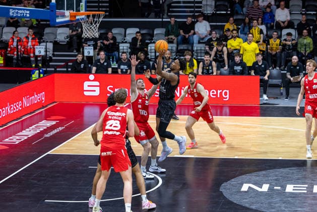 Bernard Pelote III Tigers Tuebingen, 01 in duel with Vincent Friederici Nuernberg Falcons, 30 lateral perspective Tom Stoiber Nuernberg Falcons, 28 Tim Koepple Nuernberg Falcons, 05 GER, Nuernberg Falcons vs Tigers Tuebingen, Basketball, BARMER 2 Bundesliga, Pro A, Season 2025 2026, 26 Matchday, 08 03 2026 GER, Nuernberg Falcons vs Tigers Tuebingen, Basketball, BARMER 2 Bundesliga, Pro A, Season 2025 2026, 26 Matchday, 08 03 2026 Nuernberg Copyright: xEibner-Pressefoto ArdanxFuessmanx EP_AFN