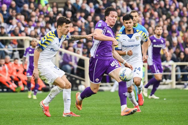 Giovanni Fabbian (Fiorentina) thwarted by Christian Nahuel Ordonez (Parma) during ACF Fiorentina vs Parma Calcio, Italian soccer Serie A match in Florence, Italy, March 08 2026  Copyright: xFabioxFagiolini IPAxSportx xipa-agency.netx xx IPA_72575932 IPA_Agency_IPA72575932
