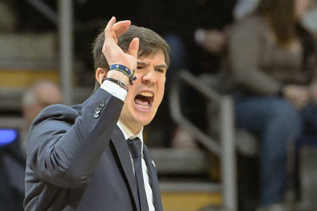 08 03 2026, xlakx, Basketball easyCredit BBL Bundesliga, Alba Berlin Fitness First Würzburg Baskets v l Pedro Calles Alba Berlin coach gives instructions, gesticulates with his arms, gesticulate, gives instructions Berlin Daniel Lakomski