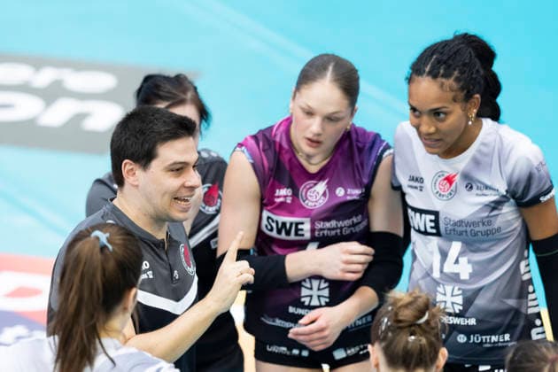 1 Volleyball Bundesliga Women Schwarz Weiss Erfurt vs Dresdner SC Erfurt 08 03 2026 Paplo Sanchez Coach Schwarz Weiss Erfurt 1 Volleyball Bundesliga Women Schwarz Weiss Erfurt vs Dresdner SC Riethsporthalle Erfurt 08 03 2026 Copyright: xBEAUTIFULxSPORTS Duehringx