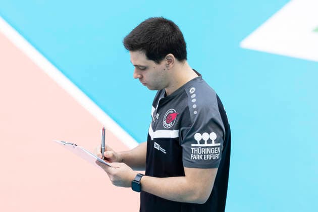 1 Volleyball Bundesliga Women Schwarz Weiss Erfurt vs Dresdner SC Erfurt 08 03 2026 Paplo Sanchez Coach Schwarz Weiss Erfurt 1 Volleyball Bundesliga Women Schwarz Weiss Erfurt vs Dresdner SC Riethsporthalle Erfurt 08 03 2026 Copyright: xBEAUTIFULxSPORTS Duehringx