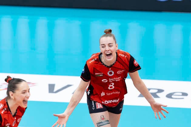 1 Volleyball Bundesliga Women Schwarz Weiss Erfurt vs Dresdner SC Erfurt 08 03 2026 Cheers, Jette Kuipers 8 Dresdner SC and Lorena Lorber Fijok 17 Dresdner SC left 1 Volleyball Bundesliga Women Schwarz Weiss Erfurt vs Dresdner SC Riethsporthalle Erfurt 08 03 2026 Copyright: xBEAUTIFULxSPORTS Duehringx