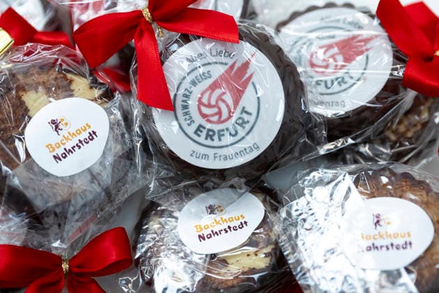 1 Volleyball Bundesliga Women Schwarz Weiss Erfurt vs Dresdner SC Erfurt 08 03 2026 Womens Day gifts for the team from Backhaus Nahrstedt 1 Volleyball Bundesliga Women Schwarz Weiss Erfurt vs Dresdner SC Riethsporthalle Erfurt 08 03 2026 Copyright: xBEAUTIFULxSPORTS Duehringx
