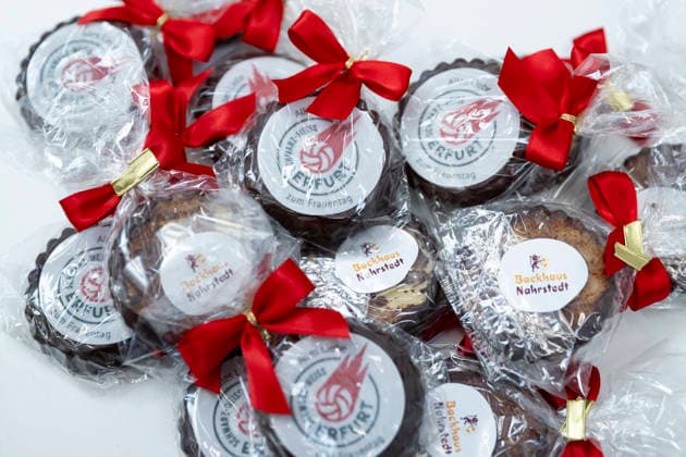 1 Volleyball Bundesliga Women Schwarz Weiss Erfurt vs Dresdner SC Erfurt 08 03 2026 Womens Day gifts for the team from Backhaus Nahrstedt 1 Volleyball Bundesliga Women Schwarz Weiss Erfurt vs Dresdner SC Riethsporthalle Erfurt 08 03 2026 Copyright: xBEAUTIFULxSPORTS Duehringx