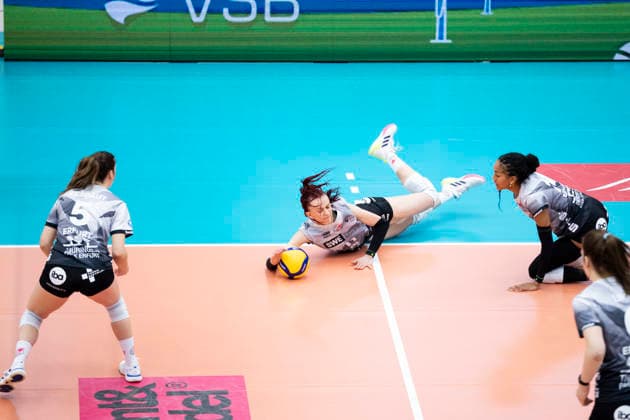 1 Volleyball Bundesliga Women Schwarz Weiss Erfurt vs Dresdner SC Erfurt 08 03 2026 Isabel KovaÄiÄ‡ 11 Schwarz Weiss Erfurt on the ball, Emilie Respaut 5 Schwarz Weiss Erfurt on the left and Alianza Darley 14 Schwarz Weiss Erfurt on the right 1 Volleyball Bundesliga Women Schwarz Weiss Erfurt vs Dresdner SC Riethsporthalle Erfurt 08 03 2026 Copyright: xBEAUTIFULxSPORTS Duehringx
