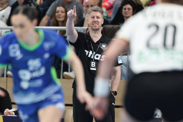 Germany Slovenia, European Womens Handball Championship Qualification Germany national coach Markus Gaugisch Germany European Womens Handball Championship Qualification match between Germany and Slovenia on March 8 at SNP dome Heidelberg , Heidelberg Baden Württemberg Germany SNP dome