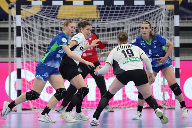 Germany Slovenia, European Womens Handball Qualification Nieke Kühne Germany, 19 tries to play the ball to Marie Steffen Germany, 14 European Womens Handball Qualification match between Germany and Slovenia on March 8 at SNP dome Heidelberg , Heidelberg Baden Württemberg Germany SNP dome