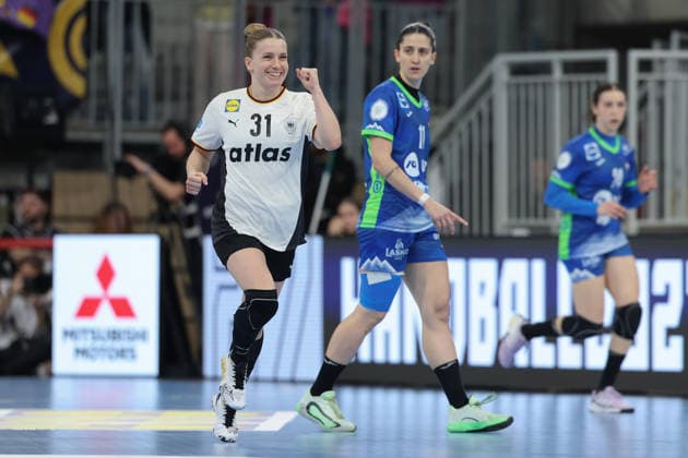 Germany Slovenia, European Championship womens handball qualifier Alexia Hauf Germany, 31 runs back into her own half after scoring a goal In the background Ema Hrvatin Slovenia, 11 European Championship womens handball qualifier between Germany and Slovenia on March 8 at the SNP dome Heidelberg , Heidelberg Baden Württemberg Germany SNP dome