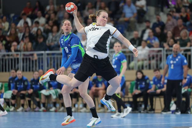 Germany Slovenia, European Womens Handball Championship Qualifier Lisa Antl Germany, 9 free at circle European Womens Handball Championship Qualifier between Germany and Slovenia on March 8 at SNP dome Heidelberg , Heidelberg Baden Württemberg Germany SNP dome