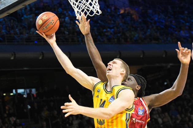 08 03 2026, xlakx, Basketball easyCredit BBL Bundesliga, Alba Berlin Fitness First Würzburg Baskets v l Martynas Echodas Alba Berlin , Charles Thompson Würzburg Baskets sets up for the basket shot Berlin Daniel Lakomski