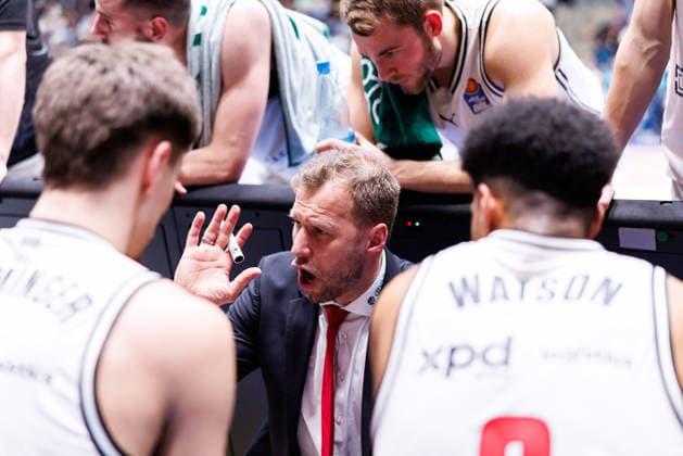 easycredit BBL, Frankfurt Skyliners BMA365 Bamberg Baskets, 08 03 2026 Head coach Anton Gavel BMA365 Bamberg Baskets during the timeout speech with his players Game of the easycredit BBL Frankfurt Skyliners BMA365 Bamberg Baskets on matchday 23 of the 25 26 season in the Süwag Energie ARENA on 08 03 2026 Copyright: xBEAUTIFULxSPORTS Hahnex
