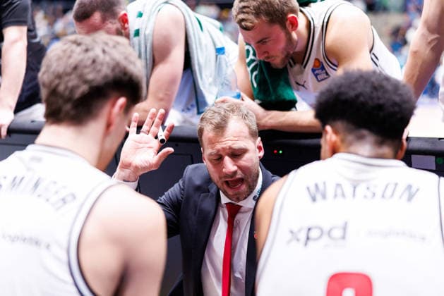 easycredit BBL, Frankfurt Skyliners BMA365 Bamberg Baskets, 08 03 2026 Head coach Anton Gavel BMA365 Bamberg Baskets during the timeout speech with his players Game of the easycredit BBL Frankfurt Skyliners BMA365 Bamberg Baskets on matchday 23 of the 25 26 season in the Süwag Energie ARENA on 08 03 2026 Copyright: xBEAUTIFULxSPORTS Hahnex