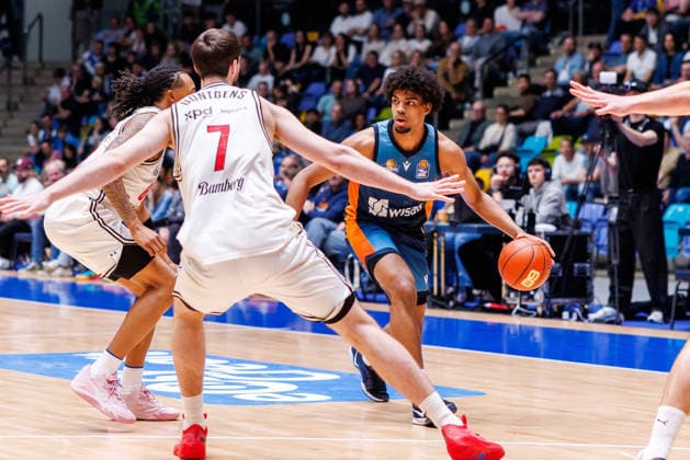 easycredit BBL, Frankfurt Skyliners BMA365 Bamberg Baskets, 08 03 2026 Jamie Edoka Frankfurt Skyliners, 5 against Austin Crowley BMA365 Bamberg Baskets, 85 and Finn Döntgens BMA365 Bamberg Baskets, 7 Game of the easycredit BBL Frankfurt Skyliners BMA365 Bamberg Baskets on Matchday 23 of the 25 26 season at Süwag Energie ARENA on 08 03 2026 Copyright: xBEAUTIFULxSPORTS Hahnex